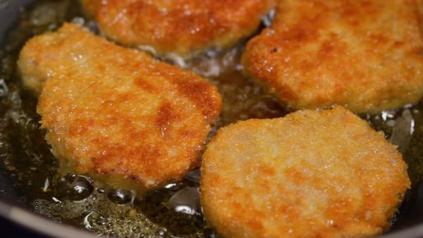 When you make a small amount of tonkatsu at home, the pork doesn't have to be submerged in the oil completely. You can fry the tonkatsu with this amount of oil.