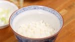 Placez le riz cuit dans un bol à donburi. 