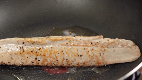 Làm cá ngừ vằn có màu nâu trong tổng cộng 2 đến 3 phú. Nấu đến khi bạn mong muốn nhưng chúng tôi khuyến khích nấu nó tái vừa.