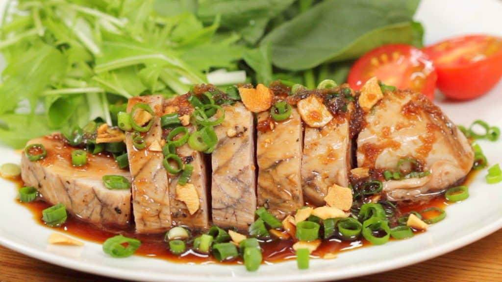 You are currently viewing Công thức bít tết cá ngừ vằn với sốt kiểu Nhật và lát tỏi mỏng chiên (Bít tết cá ngừ bonito theo mùa)