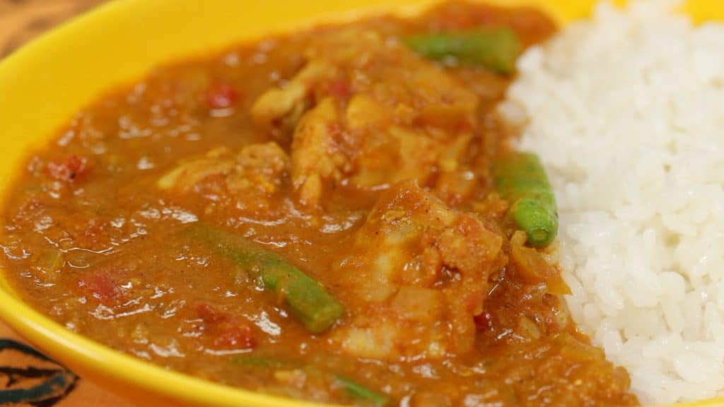 En este momento estás viendo Receta de curry de pollo y yogur (curry con tomate y pollo, de refrescante sabor en verano)