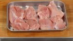 First, let’s prepare the chicken. Remove the skin and the fat from the chicken thigh and cut it into 4cm pieces.