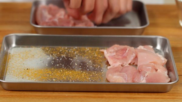 Espolvorea sobre una bandeja sal, pimienta y curry en polvo. Coloca el pollo sobre la bandeja. También puedes usar pechuga de pollo en su lugar.