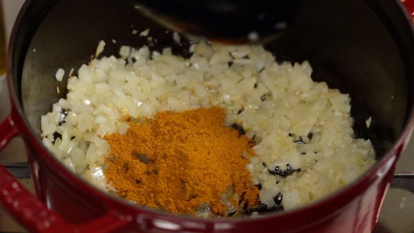 Añade el curry en polvo y remueve.