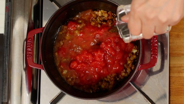 Maintenant, ajoutez les tomates concassées en boite et l'eau. 
