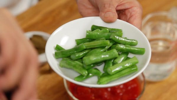 さらに柔らかくなるまで炒めます。鮮やかな緑がカレーに彩りを加えてより食欲をそそります。お皿に取っておきます。