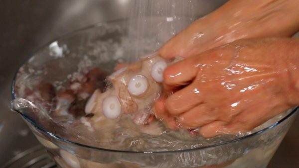 Discard the water, and rub it thoroughly under running water again. Thoroughly rub the part where the gooey texture remains.