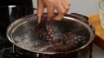 Sekarang, mari kita memasak gurita. Rebus sejumlah besar air dalam panci besar. Rendam gurita ke dalam air mendidih dan masak selama sekitar 5 menit.
