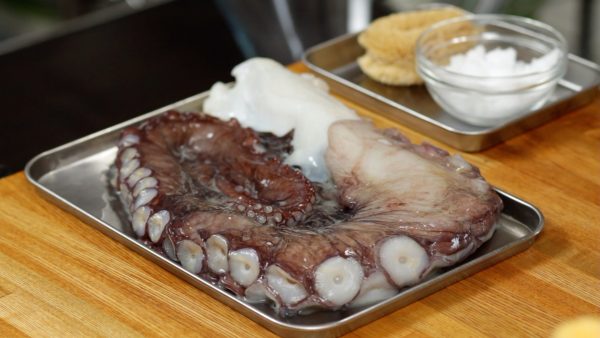 Đây là xúc tu của bạch tuộc bạch tuộc Thái Bình Dương khổng lồ tươi dùng để làm sashimi. Nó đã đông nên chúng tôi để nó nghỉ để rã đông trong tủ lạnh cả đêm.
