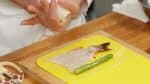 Coupez l'asperge de la même longueur que la crevette. Assaisonnez légèrement avec du sel et du poivre.