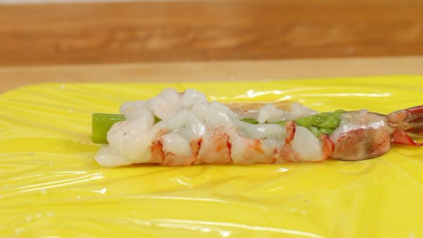 Then, wrap the asparagus with the prawn.
