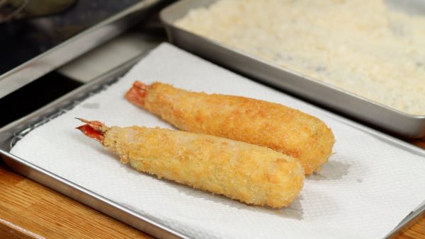 Drain the excess oil thoroughly and then place the ebi fry onto a cooling rack covered with a paper towel.