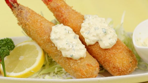 Squeeze over the lemon juice and enjoy the ebi fry with the tartar sauce.