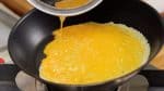 フライパンに油をしきます。卵を少したらし温まったか見ます。溶き卵を流しこんで 素早く広げます。
