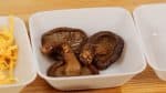 On les appelle Shiitake Fukumeni, des champignons shiitaké réhydratés mijotés dans un bouillon. Si vous êtes intéressé, veuillez regarder notre vidéo sur les nouilles Nabeyaki Udon.