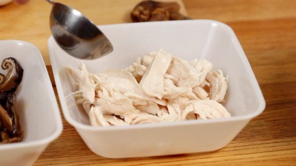 Place the chicken pieces onto a tray. Pour a small amount of the broth over it to keep it moist.