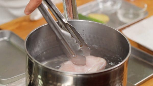 Immerse the chicken breast in a pot of boiling water. Parboiling the chicken will remove any unwanted flavor and help to make a clear and pure broth. This extra step will make the dish more delicious so you should definitely try it out.