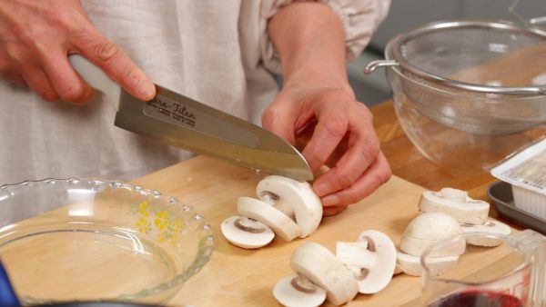 First, let's prepare the ingredients. The button mushrooms will shrink when cooked so slice them thickly.