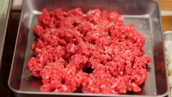 では肉の下ごしらえです。赤身の牛ひき肉に塩こしょうで下味をつけます。