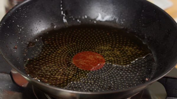 Maintenant, versez l'huile d'olive dans la poêle.