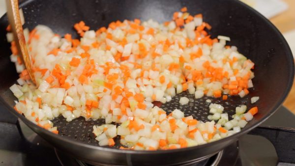 Añade los trozos de cebolla, zanahoria y apio. Saltea las verduras a fuego alto, pero sin necesidad de caramelizarlas.