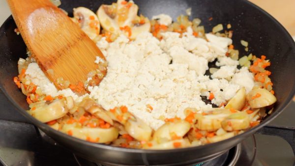フライパンに冷凍豆腐を押さえてつぶしながら炒めます。解凍した豆腐はスポンジ状なので、肉や野菜の旨みがしっかり染み込んで美味しくなります。