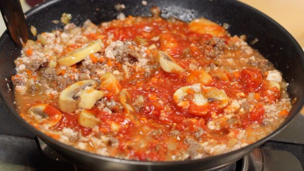 Distribute the sauce and combine the mixture.