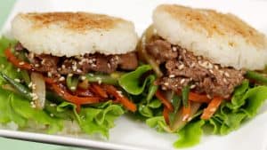 Read more about the article Công thức bánh Burger cơm bò Teriyaki (Yakiniku (thịt nướng kiểu Nhật) và xà lách bọc bằng các lớp cơm)