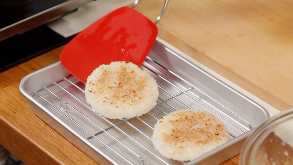 When the aroma of the toasted soy sauce grows stronger, remove the rice buns.