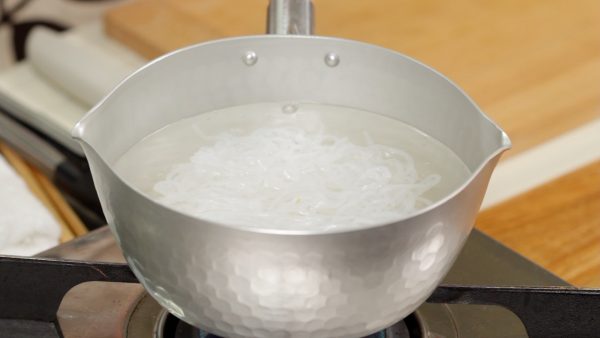 Tout d'abord, préparons les ingrédients. Mettez les vermicelles shirataki dans une casserole pleine d'eau, et allumez le feu.