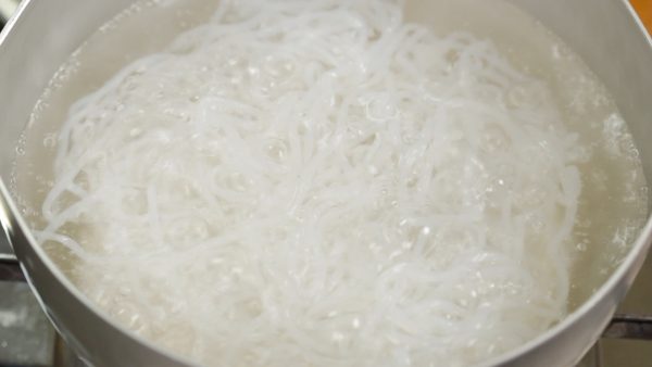 Đun sôi nó và nấu mì shirataki trong khoảng 30 giây. Điều này giúp loại bỏ bất kì vị khó chịu nào và làm cạn một số nước.