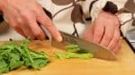 If the stalk is soft, thinly slice it using diagonal cuts so that you can also use it in this recipe.