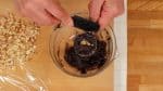 Maintenant, prélevez 1 cuillère à soupe de garniture dans une cuillère. Lissez la surface et formez un petit creux au centre. Placez 2 petits morceaux de noix dedans et couvrez.
