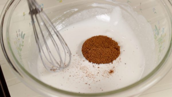 Jetzt fügst Du den Kurozato-Zucker, eine Art unraffinierter brauner Zucker, hinzu. Dann bitte gründlich mixen.
