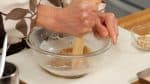 Bagnate un cucchiaio di legno e mescolate rapidamente il mochi.