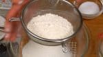 Mari buat adonan crepes, Saring cake flour ke dalam mangkuk.