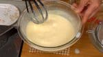 卵と牛乳は必ず室温にしておきます。冷たいと溶かしバターが固まってしまい均一に混ざらないからです。