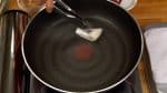 Using a pair of tongs and a paper towel, thinly coat a heated pan (26 cm/10.2" diameter) with vegetable oil.