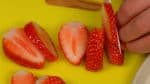 Corte os morangos em três partes, deixando as partes das pontas para a cobertura. Corte o resto dos morangos em fatias finas no sentindo do comprimento.