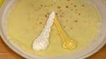 次にバナナのクレープを作りましょう。お皿の上に、焼き色の付いた方を下にして置きます。カスタードクリームを絞り、Vの字になるようにホイップクリームも絞ります。