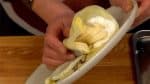 Hebe vorsichtig den Teller an und rolle den Crepe zu einem Kegel. 