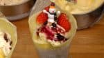 Tuang satu sendok selai blueberry diatas es krim, Taburi atasnya dengan almond panggang, Lalu Beri hiasan ornamen natal.