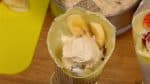 Selanjutnya, letakan satu sendok es krim kismis rum diatas crepe pisang, Hiasi dengan potongan pisang.