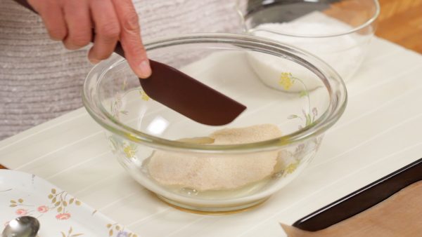 Primeiro misture a clara de ovo com o açúcar numa tigela.