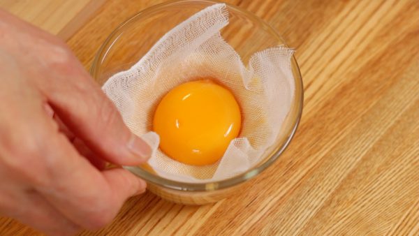 Placez délicatement le jaune d’œuf dans le creux. 