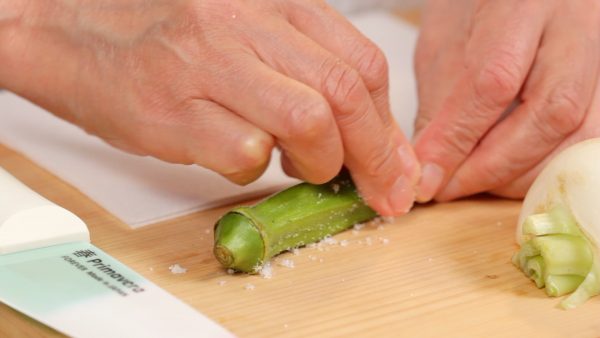 Ensuite, frottez l'okra avec du sel, pour retirer le duvet.