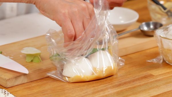 Bây giờ, để số tương miso còn lại vào túi nhựa. Thêm củ cải turnip. Và phủ chúng bằng tương miso.
