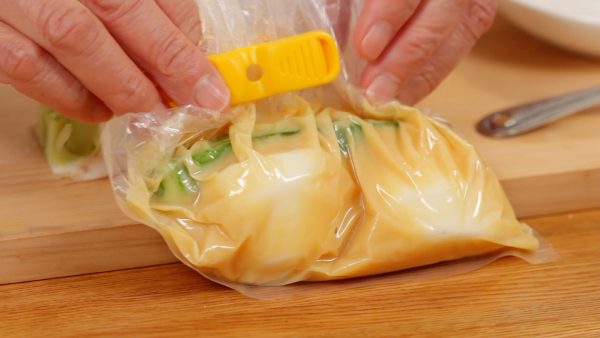 Conservez le sac au frigo et vous allez pouvoir savourer les légumes après environ une demi-journée. 