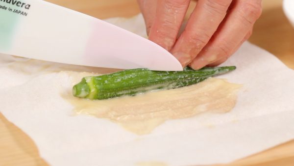 Nettoyez l'okra et coupez-le en deux en diagonale.