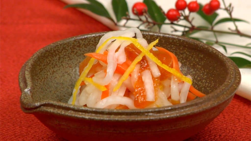 You are currently viewing Công thức Kohaku Namasu (Cà rốt và củ cải daikon ngâm giấm gạo mừng năm mới kiểu Nhật)